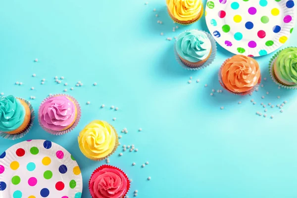 Composição Com Deliciosos Cupcakes Fundo Cor Vista Superior — Fotografia de Stock