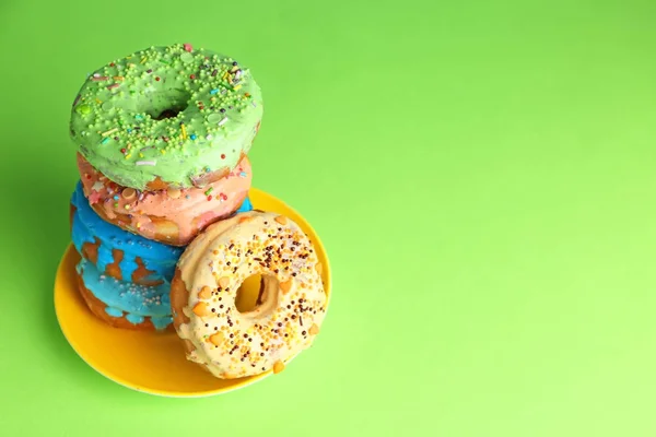 녹색 배경에 화려한 도넛 플레이트 — 스톡 사진