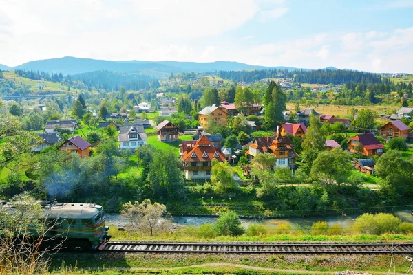 Demiryolu tren dağlarda kırsal yoluyla