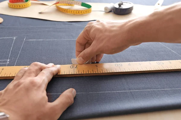 Giovane Sarto Che Lavora Con Tessile Primo Piano — Foto Stock