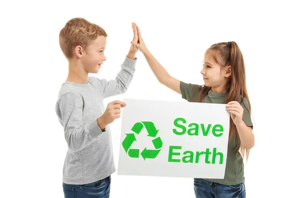 小さな子供たちは、白い背景の上にポスターを保持しています。地球概念を保存します。 — ストック写真