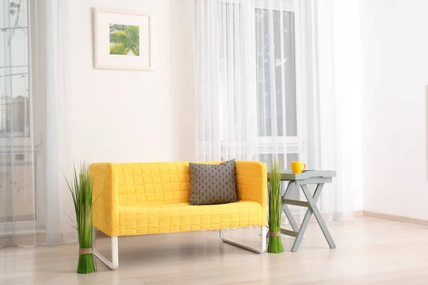 Sofá elegante en el interior de la sala de estar — Foto de Stock