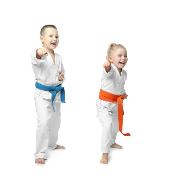 Küçük çocuk karate beyaz arka plan üzerinde pratik — Stok fotoğraf