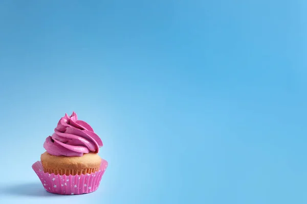 Delicioso Cupcake Sobre Fondo Color — Foto de Stock