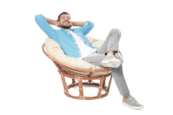Schöner Mann entspannt auf Lounge vor weißem Hintergrund — Stockfoto