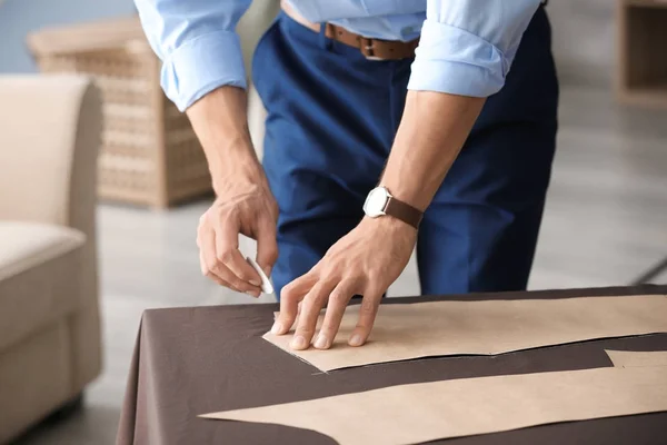 Joven Sastre Trabajando Con Patrón Costura Atelier —  Fotos de Stock