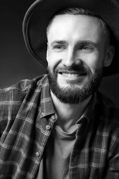 Retrato de joven hipster guapo sobre fondo oscuro —  Fotos de Stock