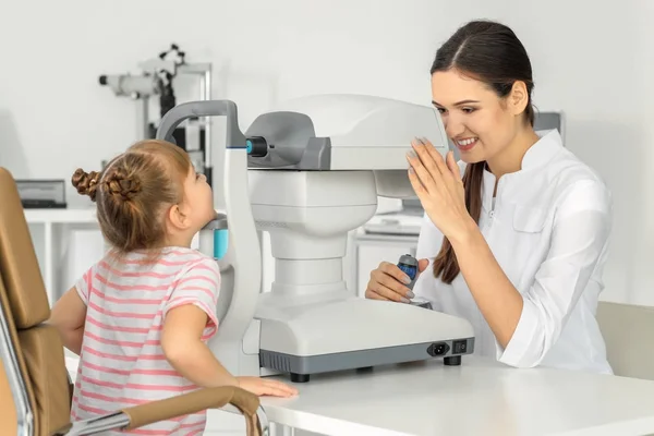 Офтальмолог, измеряющий внутриглазное давление маленького ребенка в клинике — стоковое фото