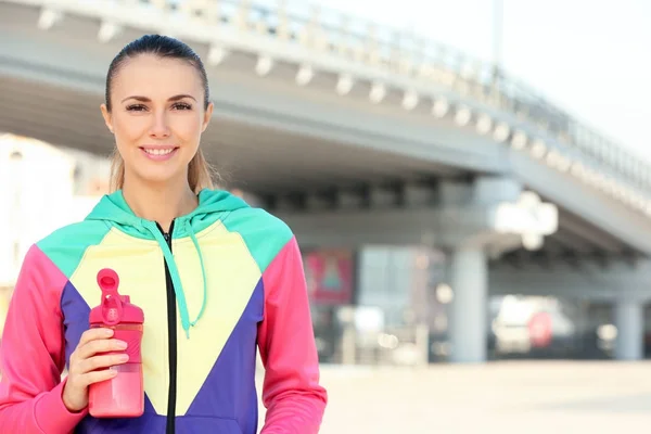 Mladá žena s proteinový koktejl venku — Stock fotografie