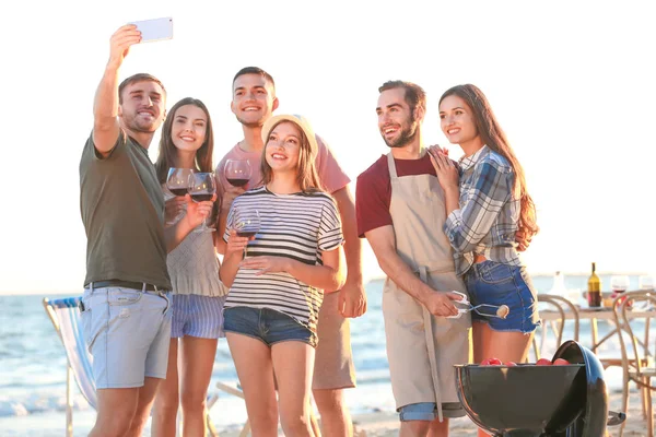 Fiatal emberek selfie a strandon — Stock Fotó