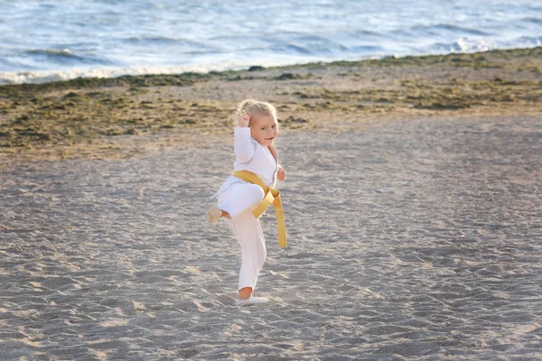 Kleines Mädchen übt Karate im Freien — Stockfoto