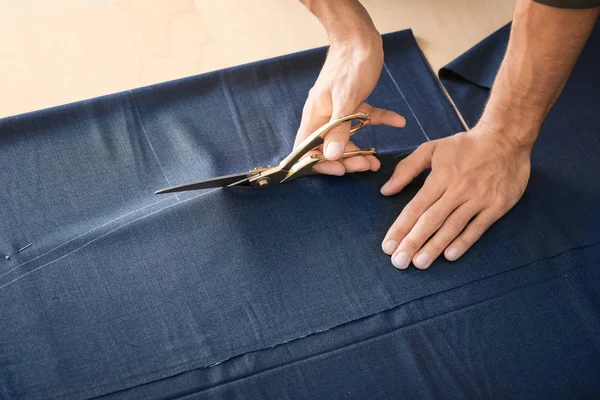 Atelier Tekstilde çalışan genç terzi