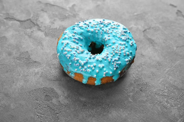 Donut azul con salpicaduras sobre fondo gris — Foto de stock