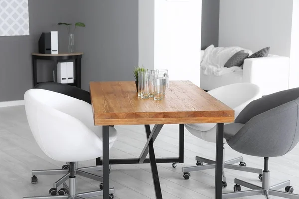 Moderno interior de oficina con mesa de madera y sillones —  Fotos de Stock