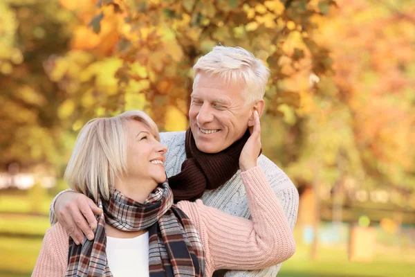 Cute elderly couple in autumn park — Stock Photo, Image