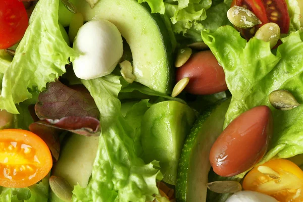 Deliciosa ensalada de verduras con aguacate y lechuga, primer plano — Foto de Stock