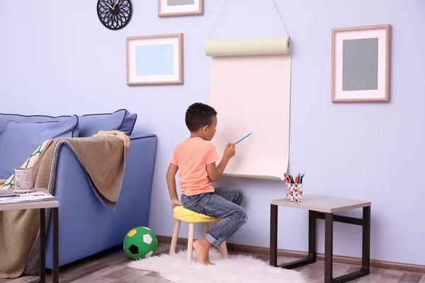 小非洲裔美国男孩在纸辊室内画 — 图库照片