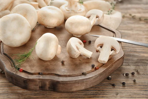 Cogumelos Champignon Frescos Tábua Madeira — Fotografia de Stock