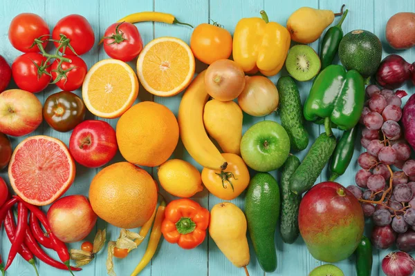 Composição criativa feita de frutas e legumes — Fotografia de Stock