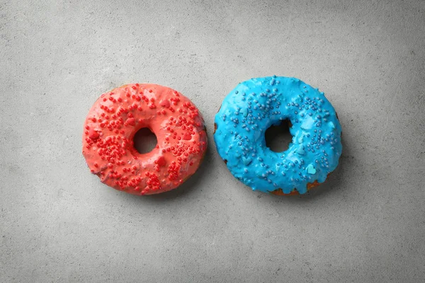Donut azul con salpicaduras sobre fondo gris — Foto de stock
