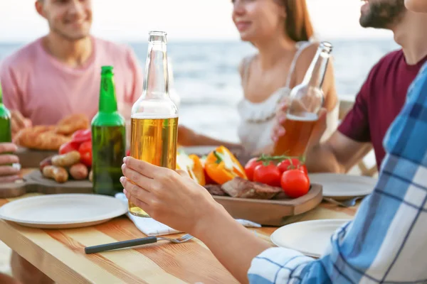 Jóvenes haciendo una fiesta de barbacoa en la mesa —  Fotos de Stock