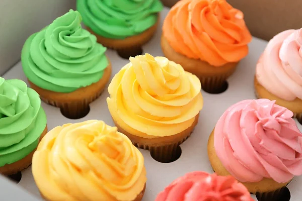 Leckere Cupcakes Pappverpackung Nahaufnahme — Stockfoto