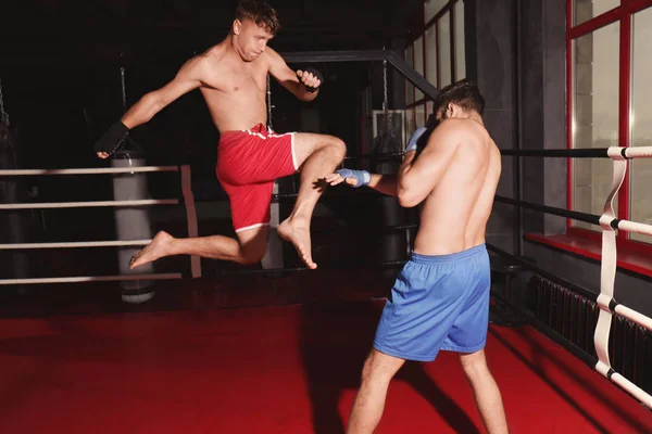 Jovens kickboxers profissionais treinando no ringue — Fotografia de Stock