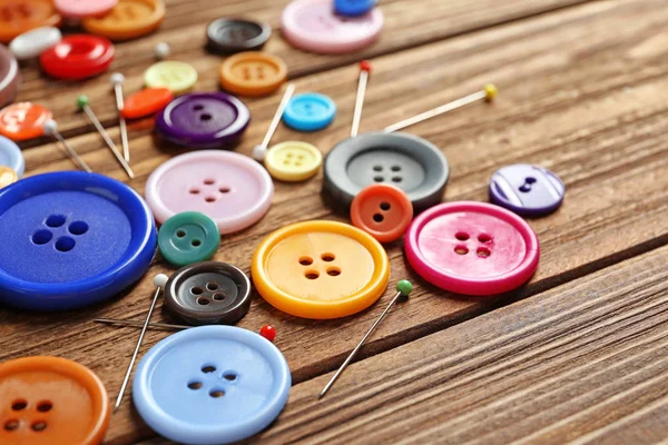 Accesorios para sastrería en mesa de madera — Foto de Stock