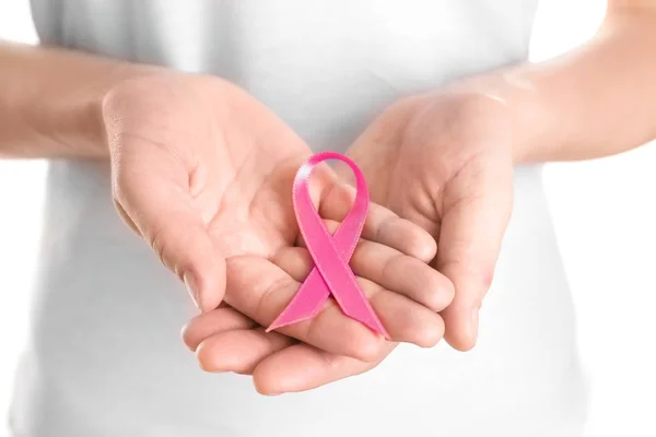 Mujer sosteniendo cinta rosa sobre fondo blanco. Concepto de conciencia sobre el cáncer de mama —  Fotos de Stock