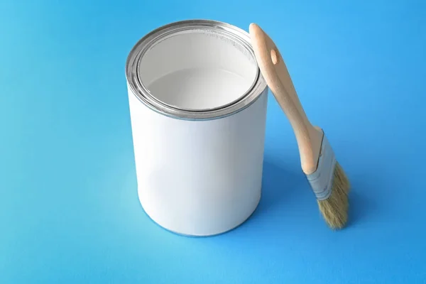 锡罐头与白色油漆和刷子在颜色背景 — 图库照片