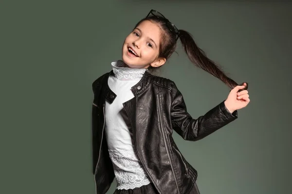 Menina elegante adorável posando no fundo escuro — Fotografia de Stock