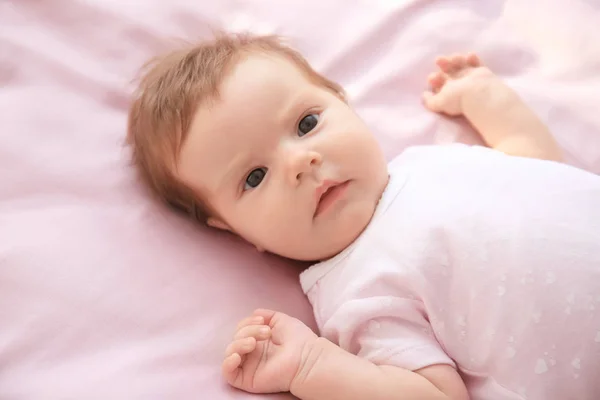 Carino piccolo bambino sdraiato sul letto a casa — Foto Stock