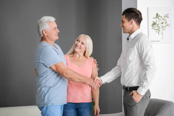 Reunión de pareja mayor con consultor en oficina — Foto de Stock