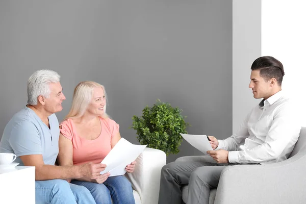 Seniorpaar trifft sich mit Berater im Amt — Stockfoto