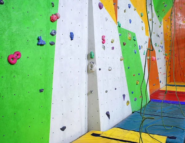 Interior do moderno ginásio de escalada — Fotografia de Stock