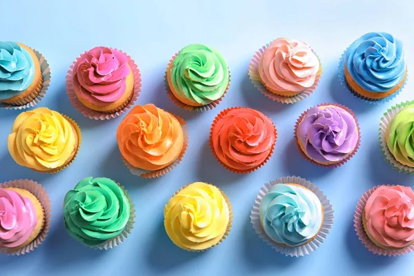 Вкусные Кексы Цветном Фоне Вид Сверху — стоковое фото