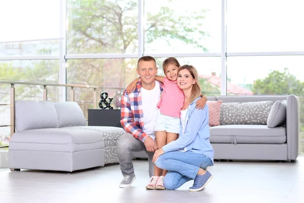 Keluarga bahagia di kamar di rumah baru — Stok Foto