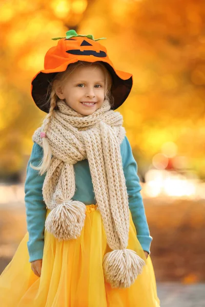 Nettes kleines Mädchen im Halloween-Kostüm im Herbstpark — Stockfoto