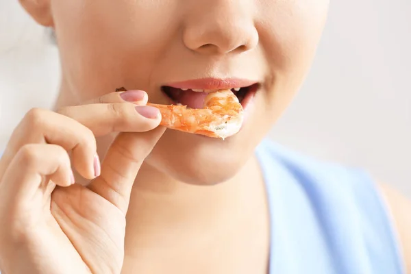 Beautiful woman eating shrimp, closeup — Stock Photo, Image