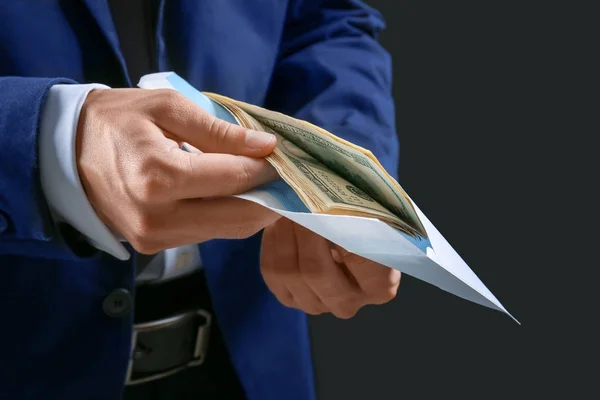 Człowiek w oficjalne garnitur liczenie pieniędzy — Zdjęcie stockowe