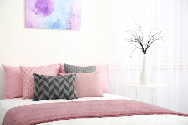 Pohodlná postel s polštáři v pokoji — Stock fotografie