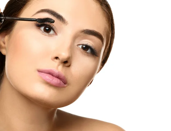 Vacker ung kvinna med ögonfransförlängning tillämpa mascara, på vit bakgrund — Stockfoto