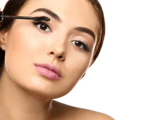 Schöne junge Frau mit Wimpernverlängerungen, die Wimperntusche auftragen, auf weißem Hintergrund — Stockfoto