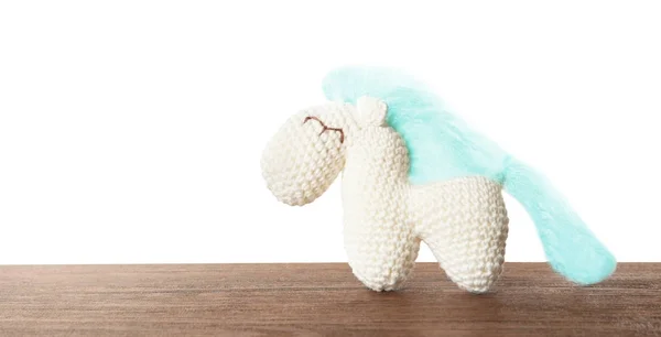 Bonito cavalo de brinquedo de malha na mesa contra fundo branco — Fotografia de Stock