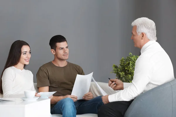 Jong (echt) paar vergadering met consultant in kantoor — Stockfoto