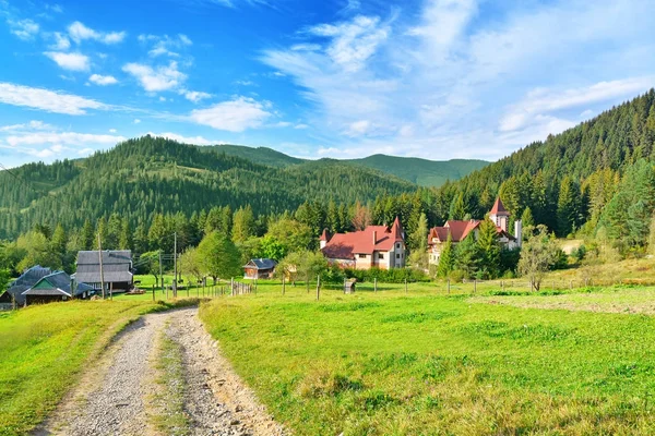 Vackra landskapet på landsbygden med skog — Stockfoto