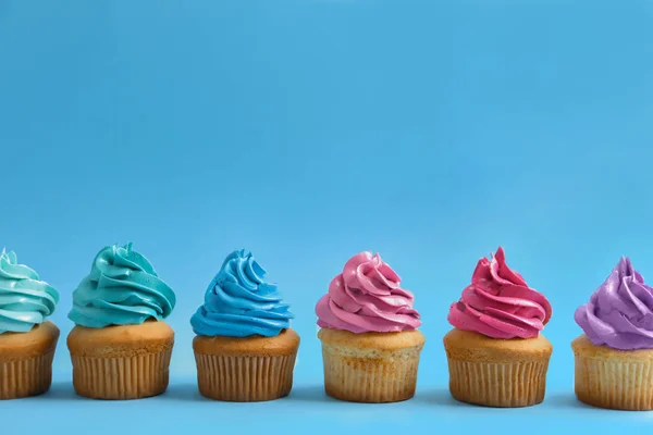 Deliciosos Cupcakes Sobre Fondo Color — Foto de Stock