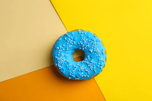 美味的蓝色甜甜圈在颜色背景, 顶部视图 — 图库照片