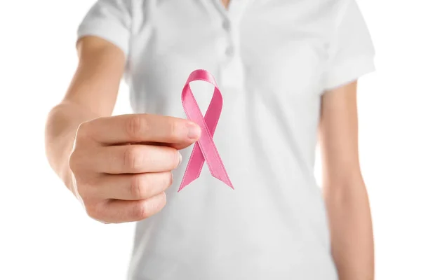 여자는 흰색 바탕에 핑크 리본을 들고입니다. 유 방 암 인식 개념 — 스톡 사진