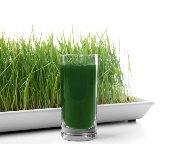 Filizlenmiş buğday çimen ve sağlıklı suyu çekim 